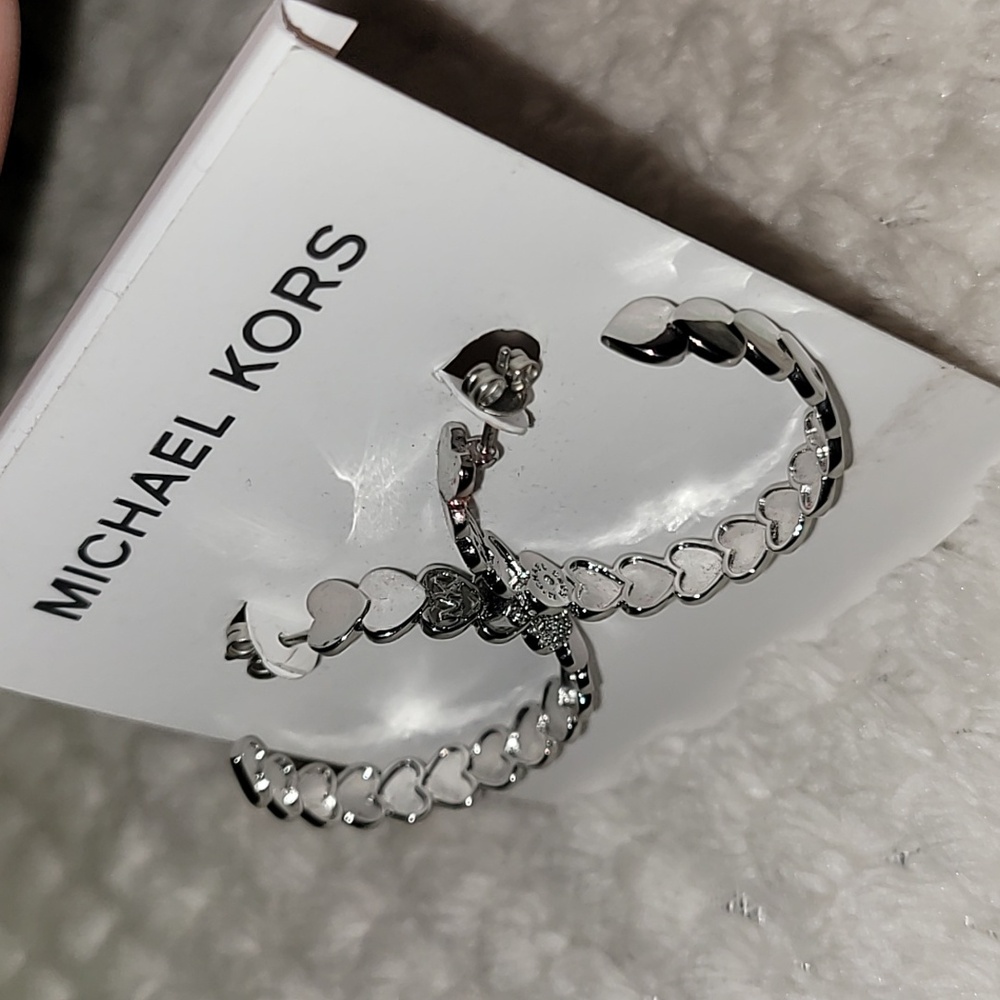Michael Kors Silver Brass Heart Hoop Earrings NWT - Picture 9 of 13